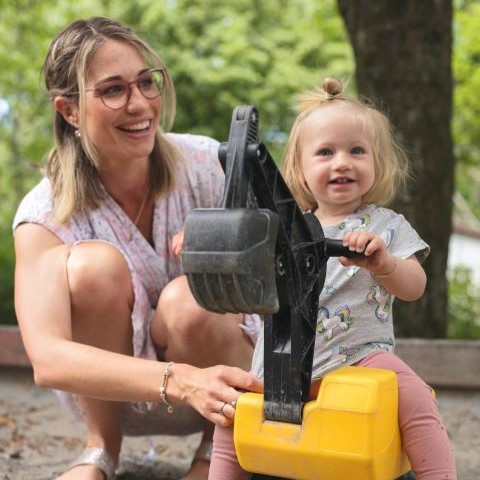 meliso-spenden-bild-480x480px-jetzt-spenden.jpg Durch Spenden werden auch ganze Spielplätze oder Ausflüge wie der von dieser Mutter mit ihrem Kind auf den Spielplatz ermöglicht.