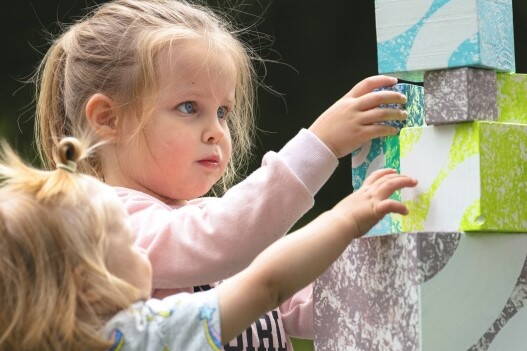 meliso-angebot-startseite-527x351px-plus.jpg Zwei Kinder stapeln gemeinsam farbige Meliso-Würfel, die unterschiedlich gross sind und für die unterschiedlichen Angebote stehen.